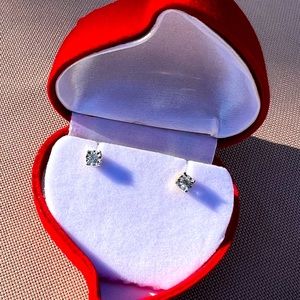 NEW 10K Diamond Earrings ❤️